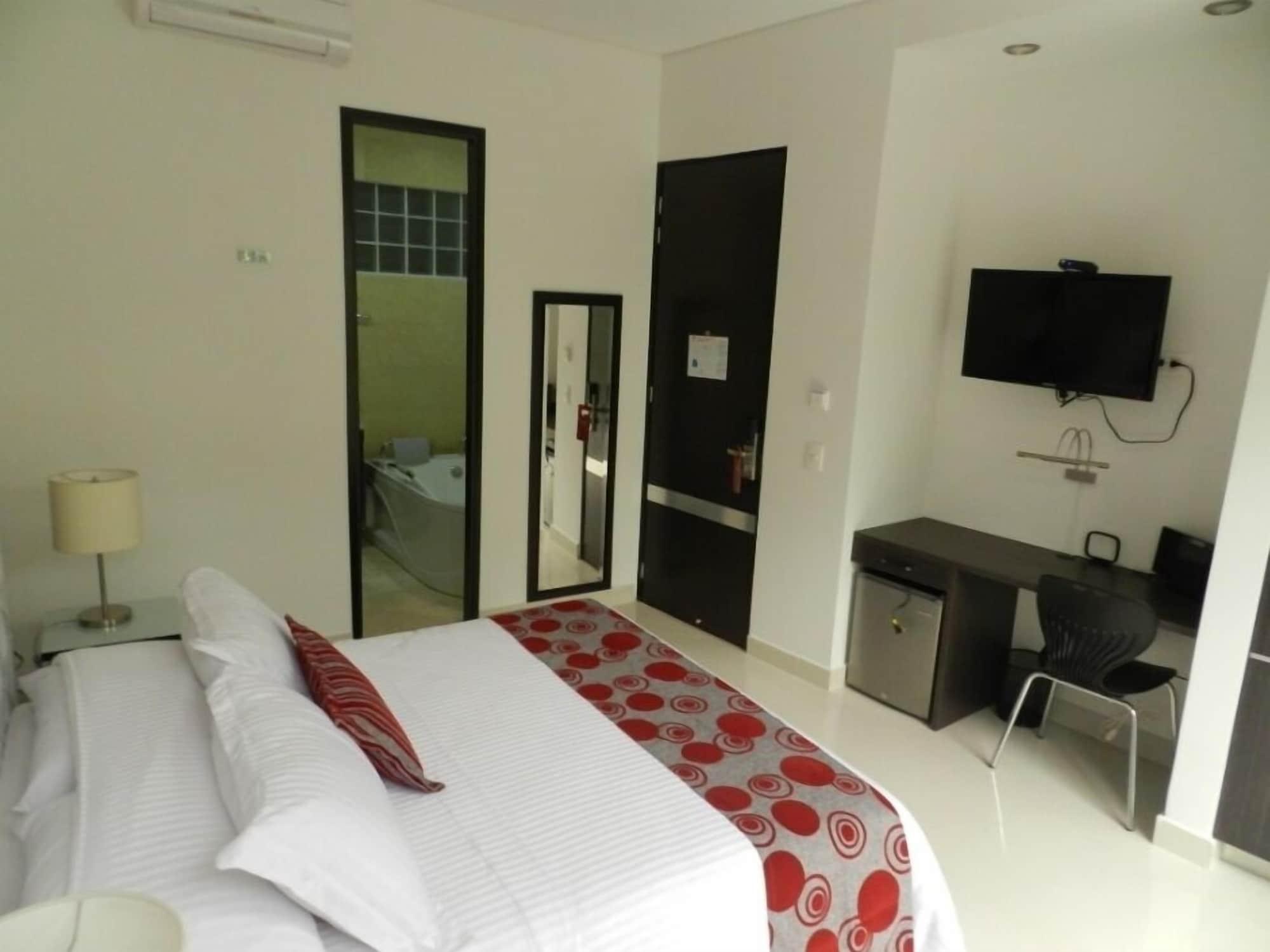 Hotel Bolivariana Plaza Medellin Bagian luar foto