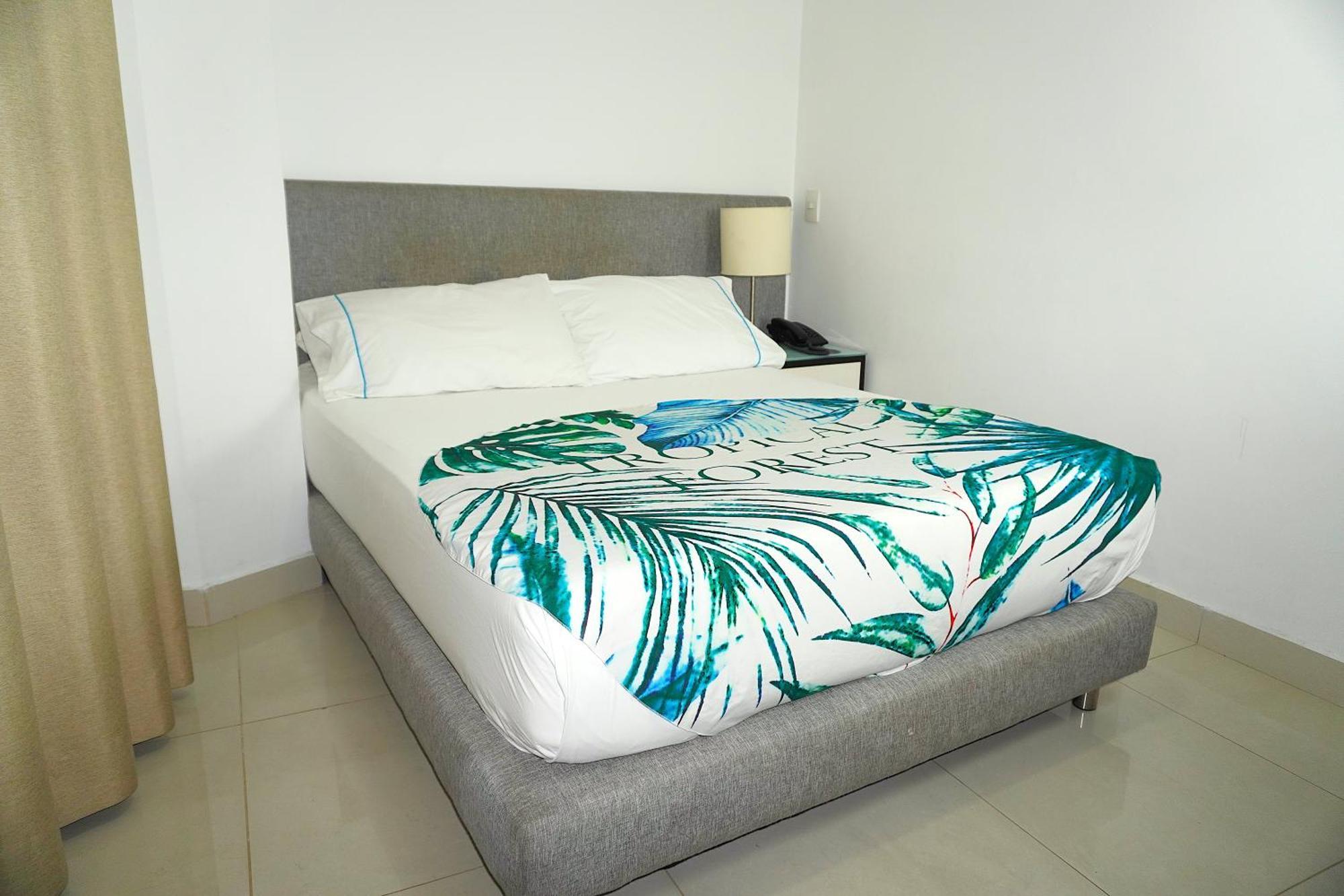 Hotel Bolivariana Plaza Medellin Bagian luar foto