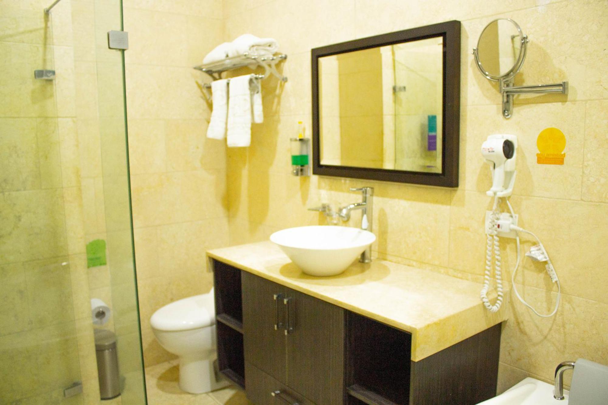 Hotel Bolivariana Plaza Medellin Bagian luar foto